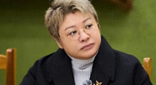 开云体育官网-贪污上亿、假慈善？这次当众闹“笑话”的韩红，揭开了李湘的体面